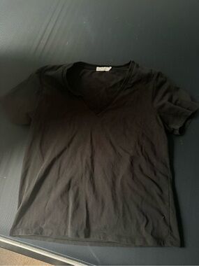 GOOD AMERICAN  Black V-Neck Shirt